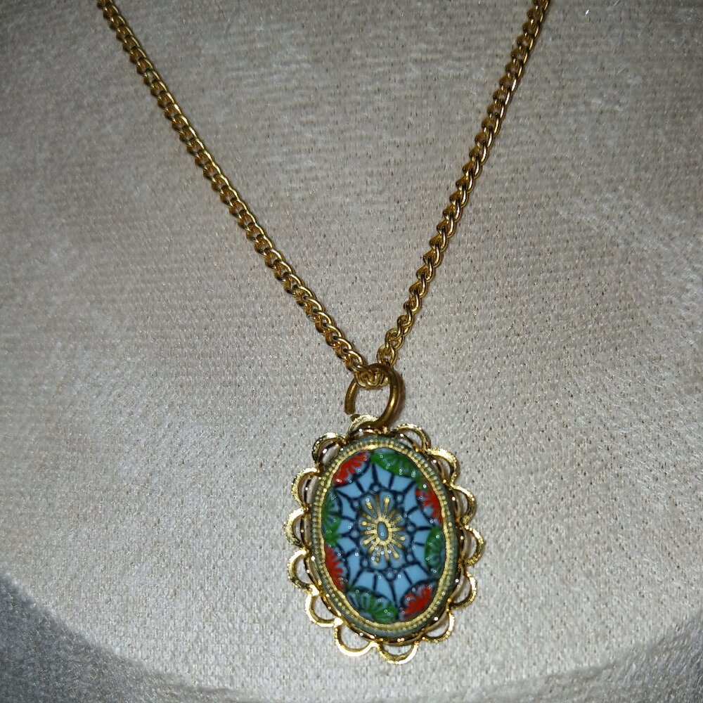 Gold Tone Oval Blue Patterned Pendant Necklace Vintage Costume Jewelry #101